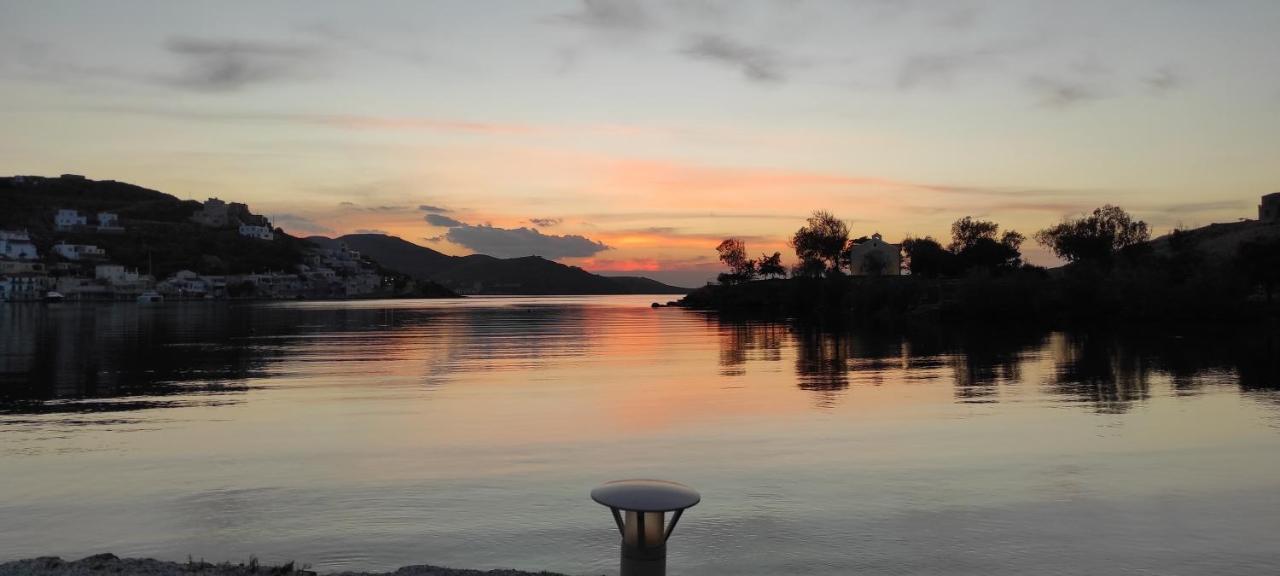Amazing 2 Bedroom Apartment Overlooking The Marina Of Vourkárion Eksteriør bilde