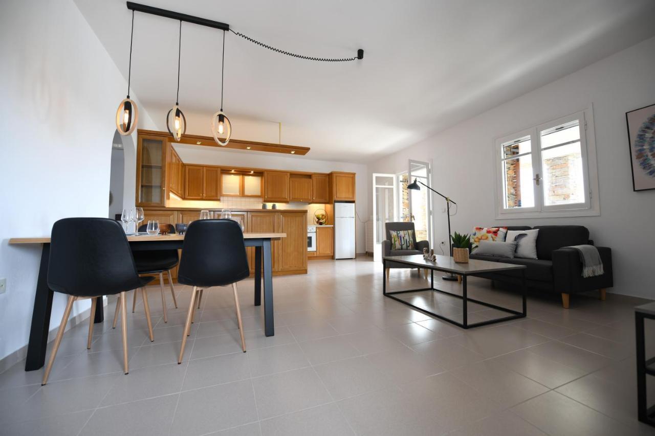 Amazing 2 Bedroom Apartment Overlooking The Marina Of Vourkárion Eksteriør bilde