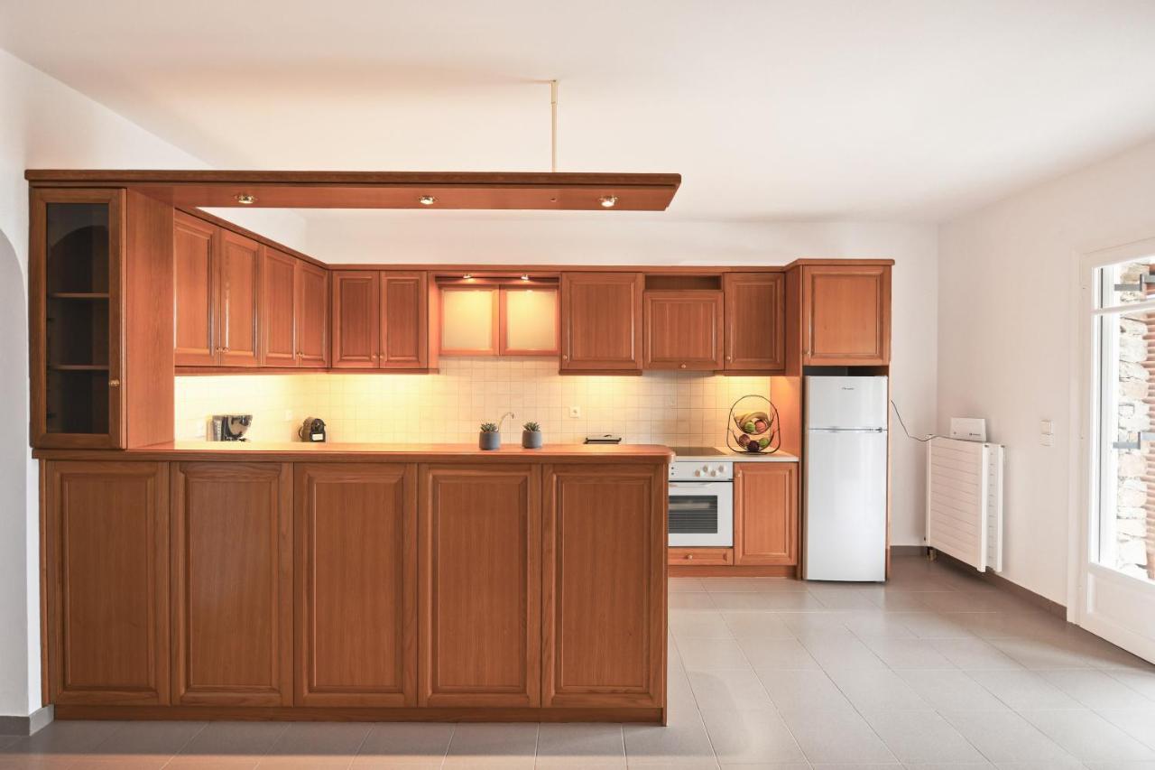 Amazing 2 Bedroom Apartment Overlooking The Marina Of Vourkárion Eksteriør bilde