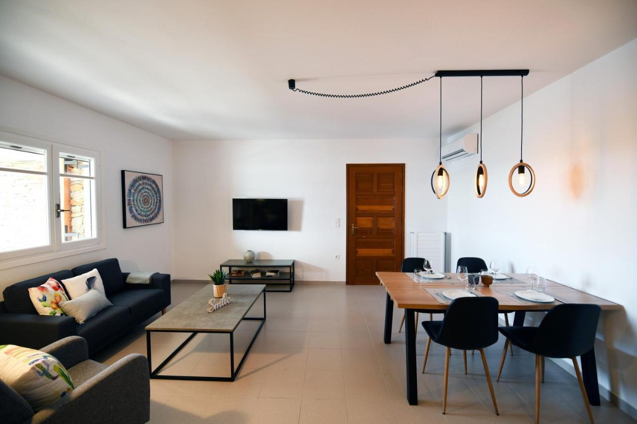Amazing 2 Bedroom Apartment Overlooking The Marina Of Vourkárion Eksteriør bilde